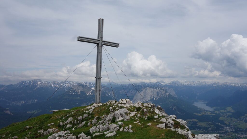 Hoher Sarstein 1975m in the Hallstatt Alps